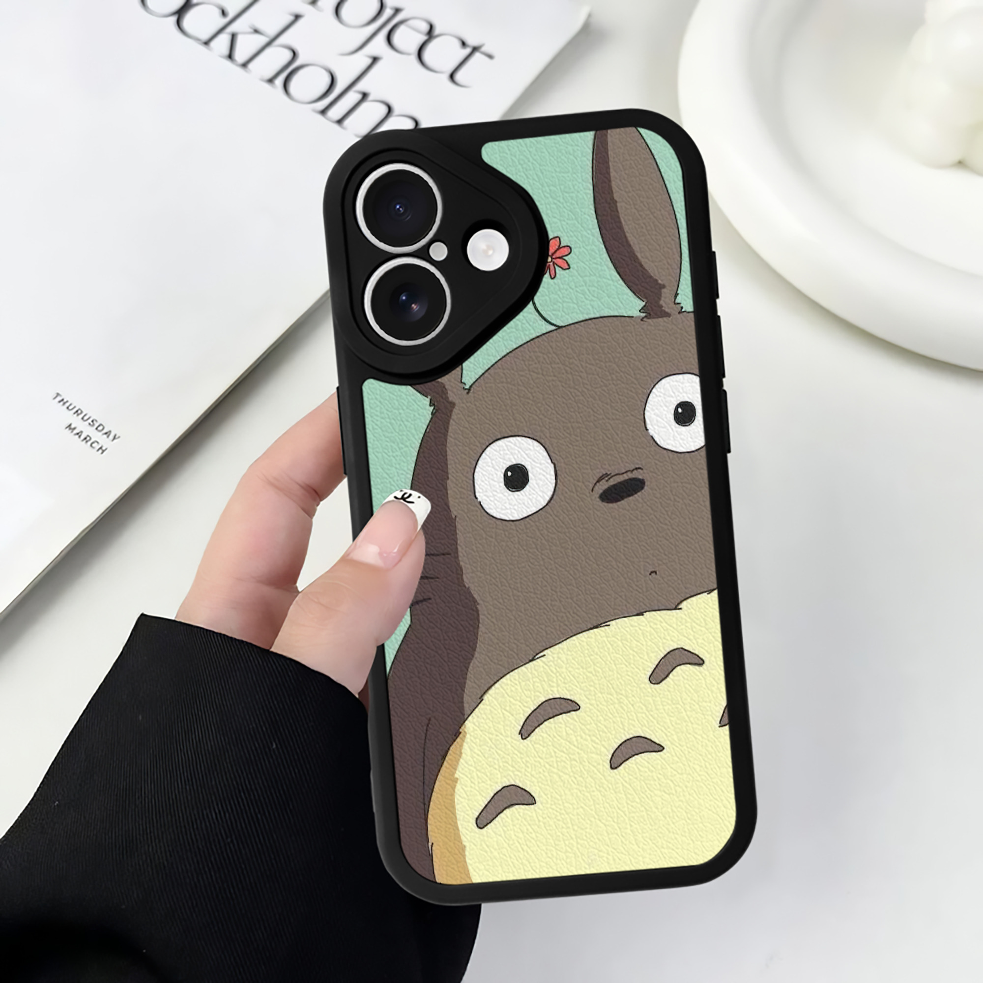 （画像用） となりのトトロ 草壁メイ 草壁サツキ My Neighbor Totoro Satsuki Kusakabe Mei Kusakabe 【iPhone 16シリーズ対応】シリコンスマホケース（レザー調） 材質：シリコン